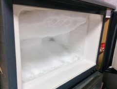 霜がびっしりと付着した冷凍庫