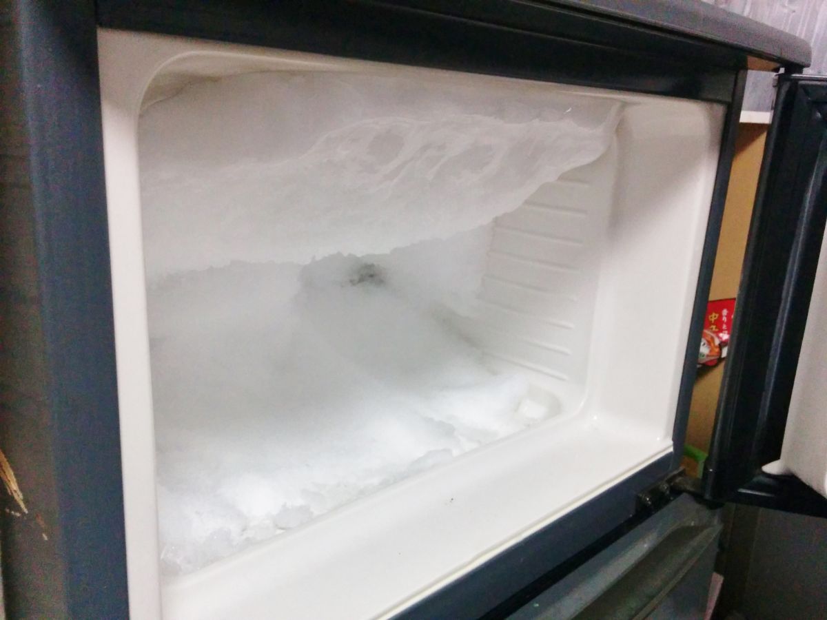 霜がびっしりと付着した冷凍庫