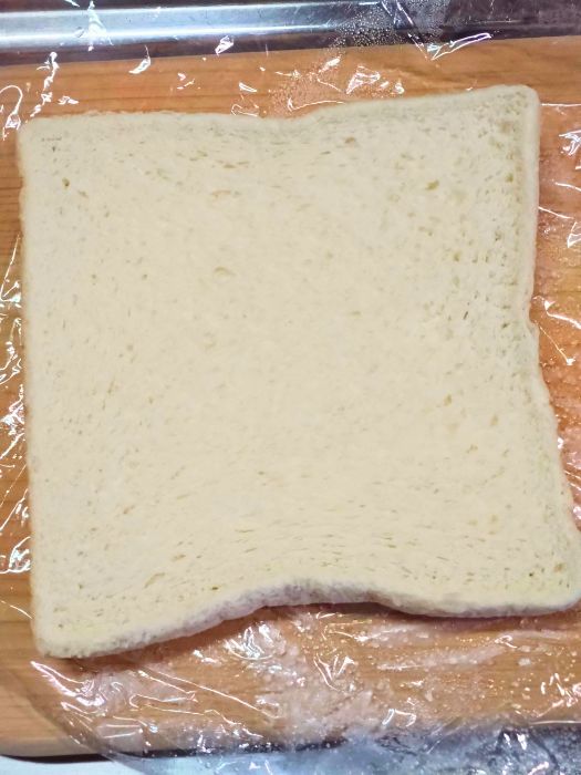 ラップの上に置いた薄切り食パン