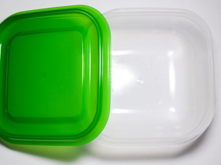 蓋を開けたプラスチック製保存容器