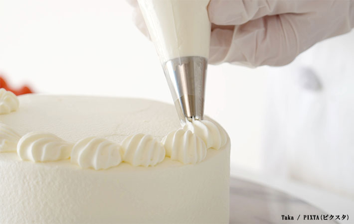 ケーキに生クリームを絞る写真