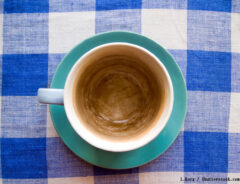 ステイン汚れの付いたコーヒーカップの写真