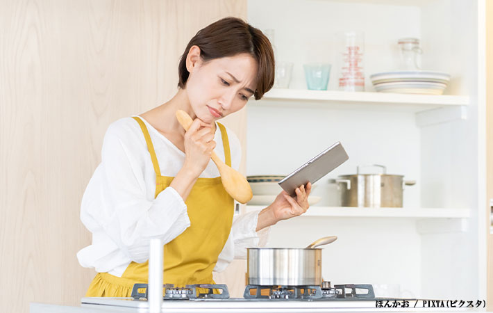 女性が料理をする写真