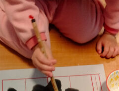 習字の練習をする娘の写真