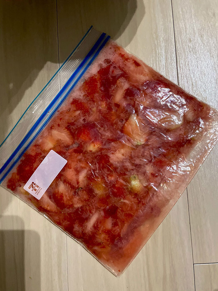 イチゴを潰して凍らせた写真