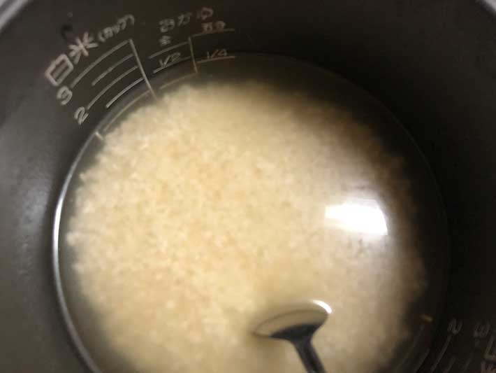 炊飯器の中の米の写真