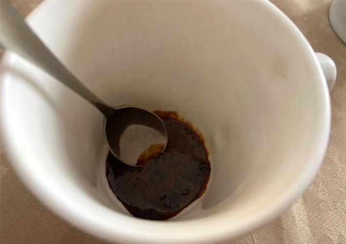 少量のお湯や水でインスタントコーヒーの粉を溶かしている写真
