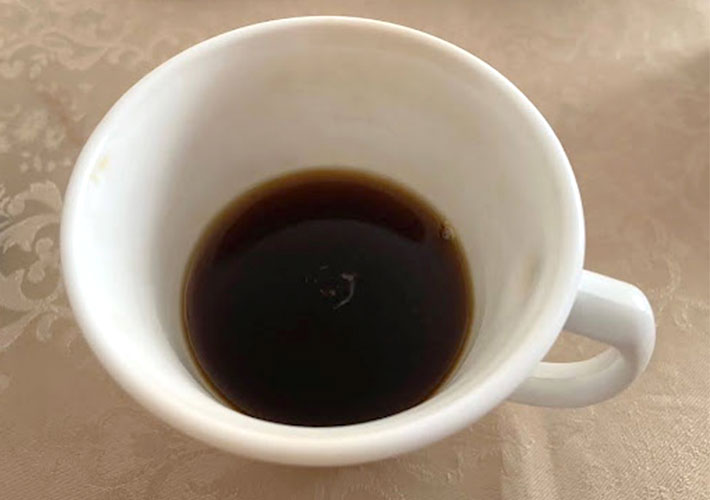 お湯を足してコーヒーを作った写真