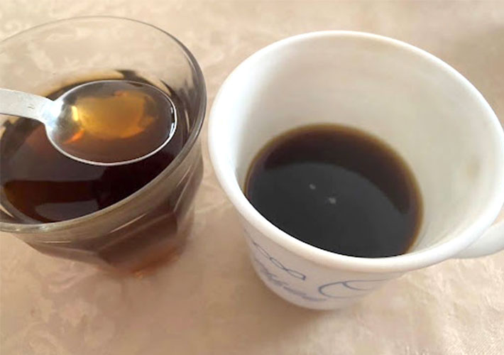 作ったコーヒーに麦茶を入れている写真