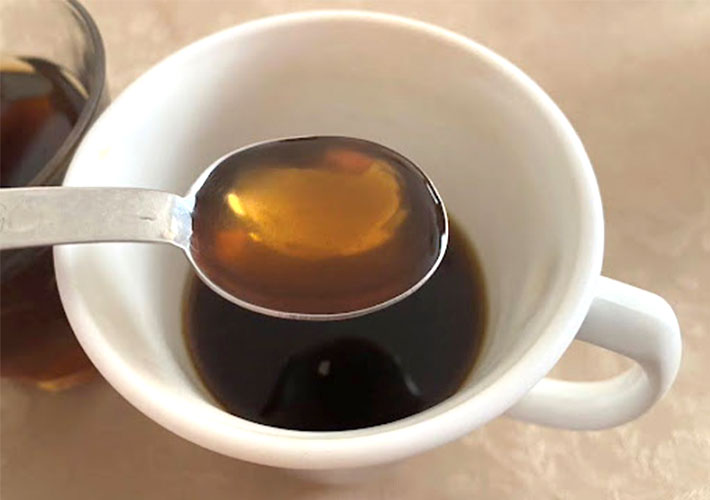 麦茶を使って淹れたコーヒーの写真