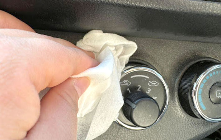 車の温度を調節する部分を拭いている写真