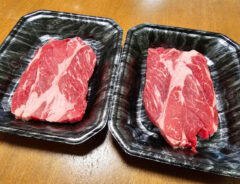 同じ容量のステーキ用牛肉を２枚用意した写真