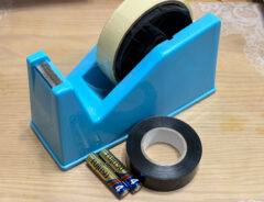 乾電池と粘着テープの写真