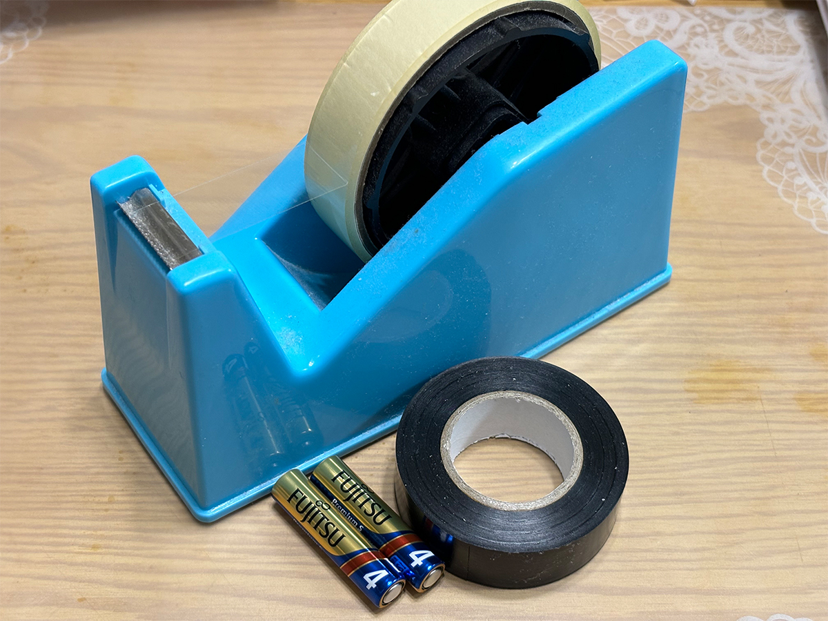 乾電池と粘着テープの写真