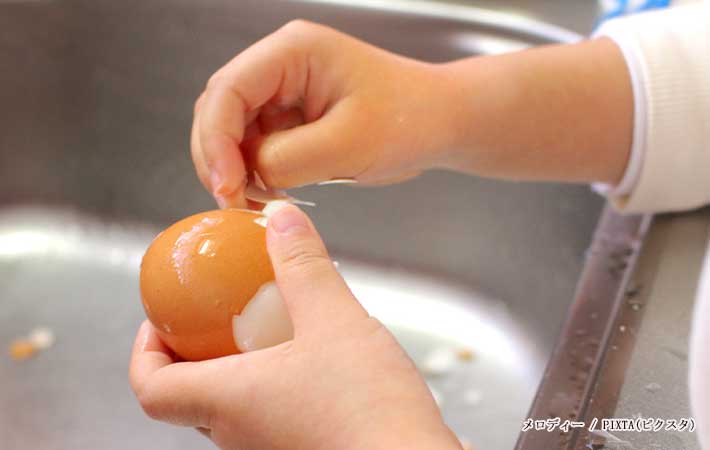 ゆで卵をむく写真