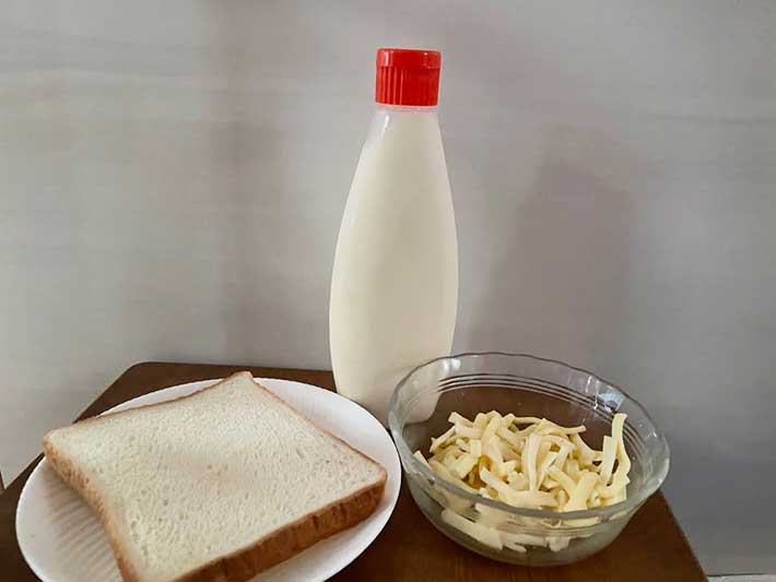 マヨネーズとチーズと食パンの写真
