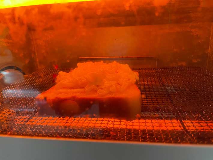 チーズトーストを加熱する写真