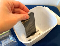 ダイソーの『蓋付きロールゴミ袋用ゴミ箱』と、『携帯ポリ袋　取り換え用カートリッジ』の写真