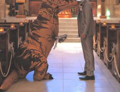 結婚式で新婦が恐竜の格好で入場する写真