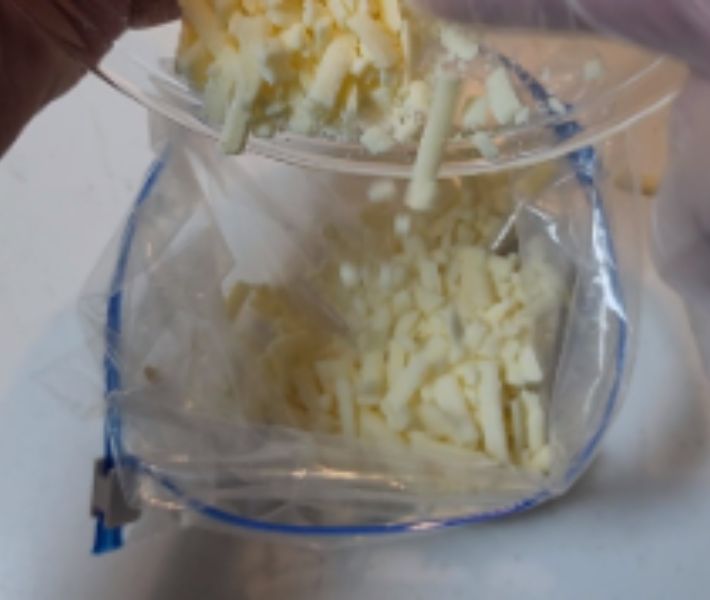 ジッパー付き保存袋の中にチーズを入れた様子