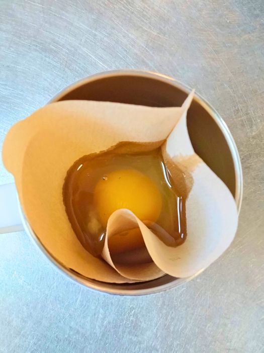 コーヒーフィルターに卵を落とした様子