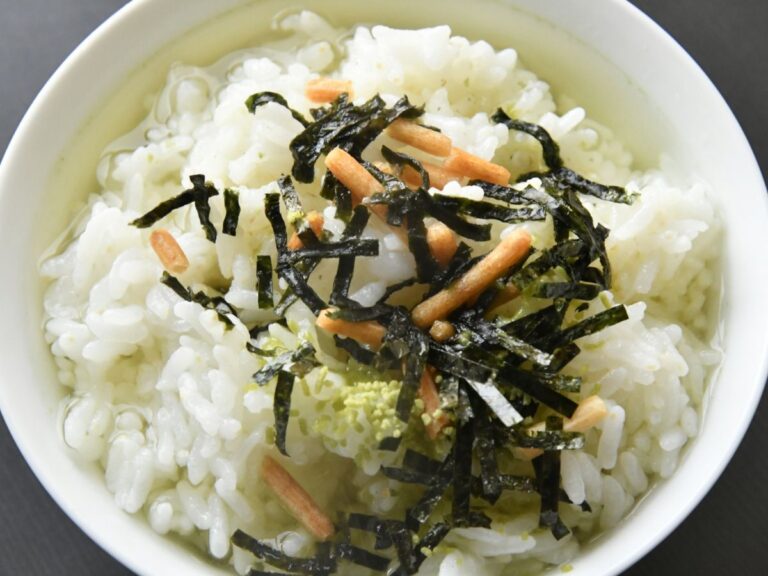お椀に盛られたお茶漬け
