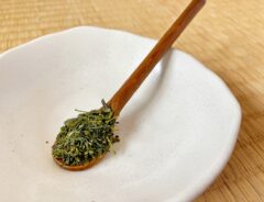 木製のスプーンですくった緑茶の葉