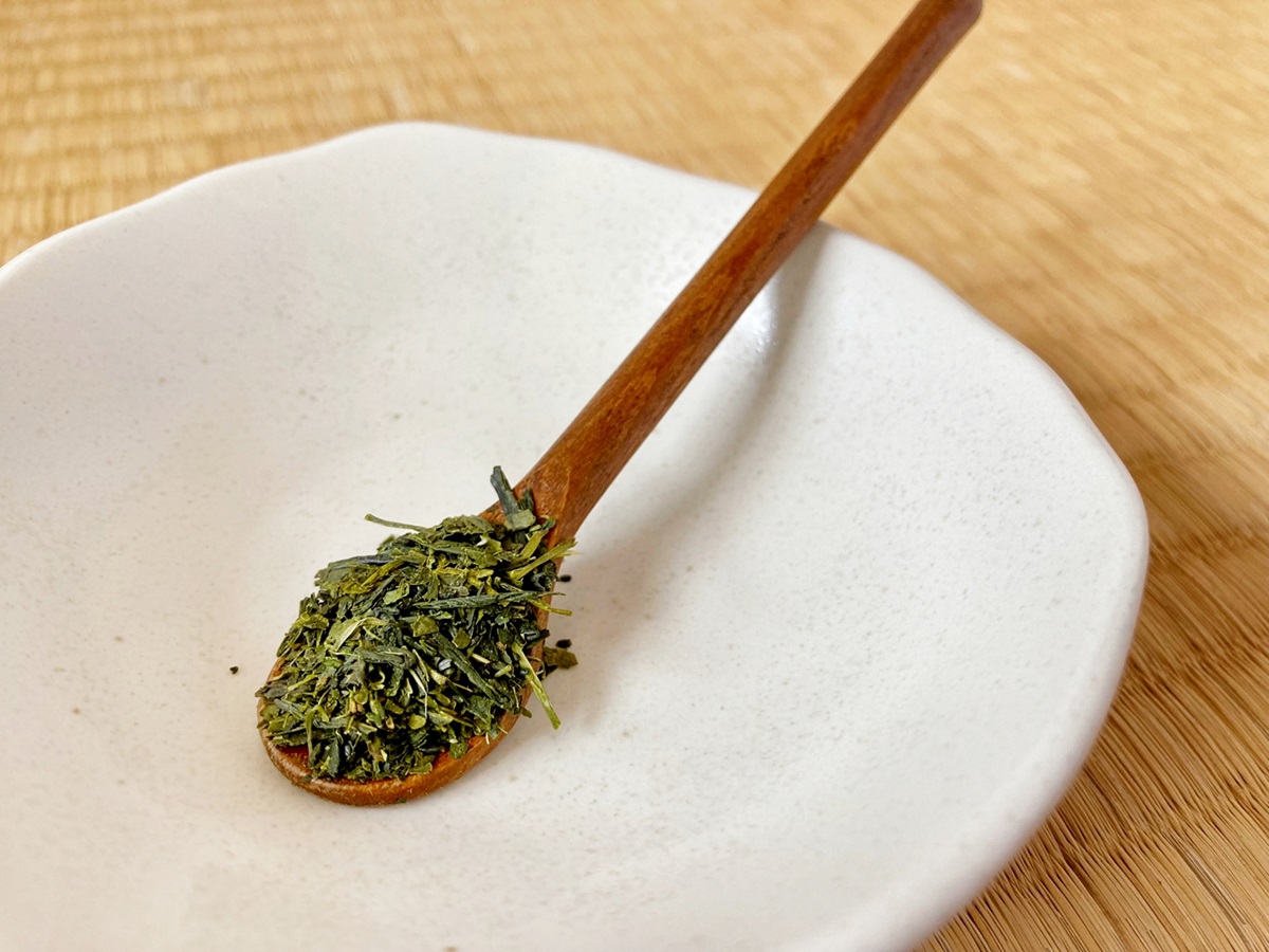 木製のスプーンですくった緑茶の葉