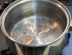 鍋で沸騰しているお湯
