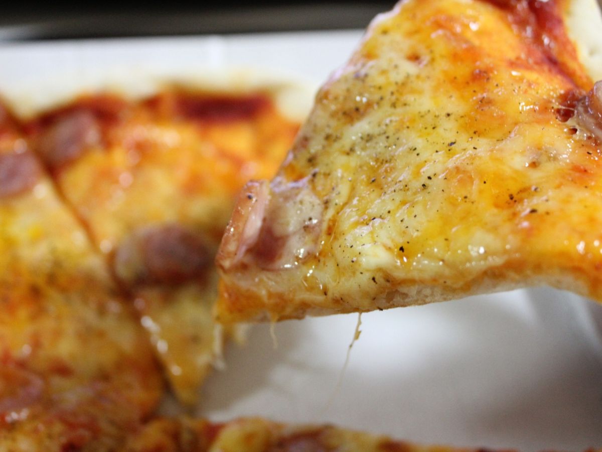 チーズがとろけているピザ
