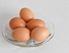 透明なお皿に盛られた卵