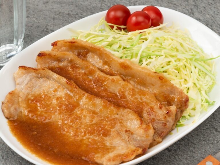 お皿に盛り付けられた豚の生姜焼き