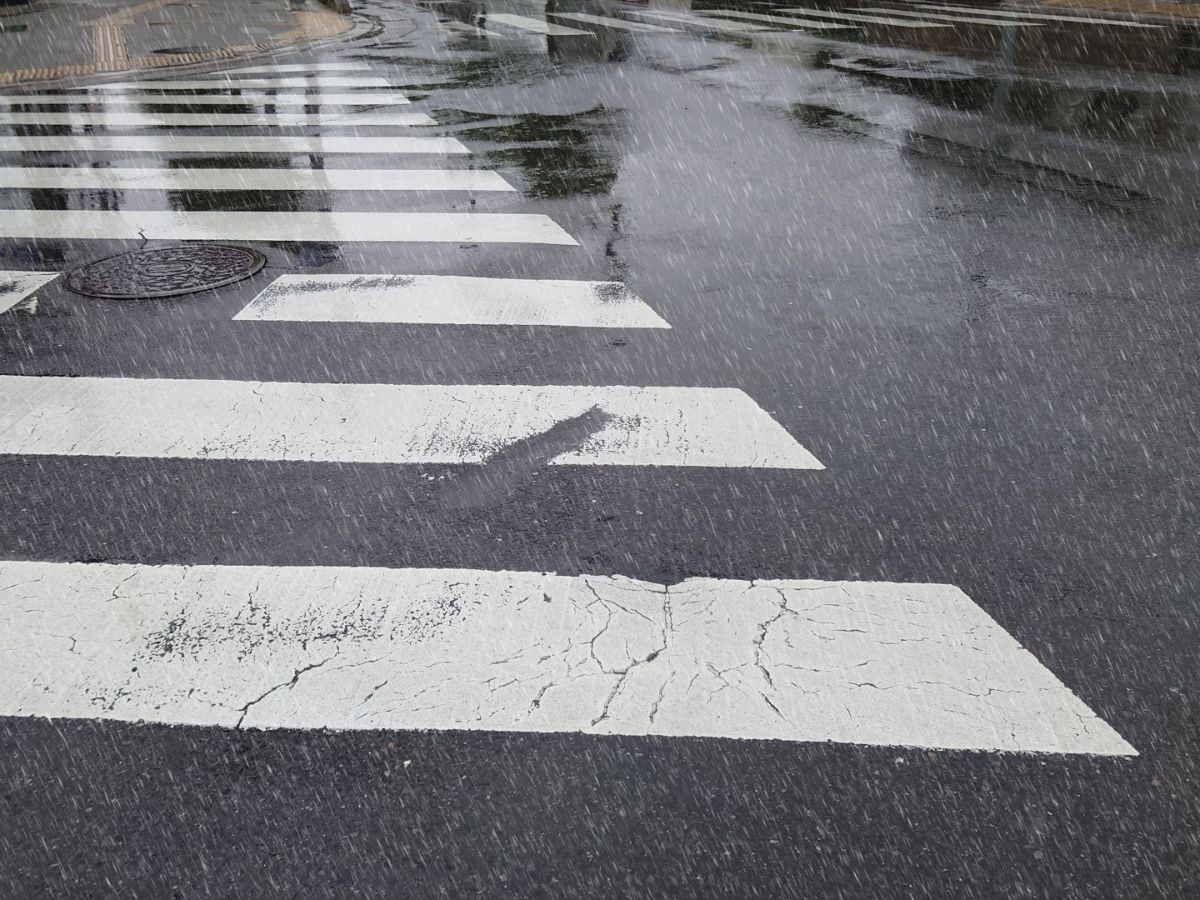 雨で濡れた道路