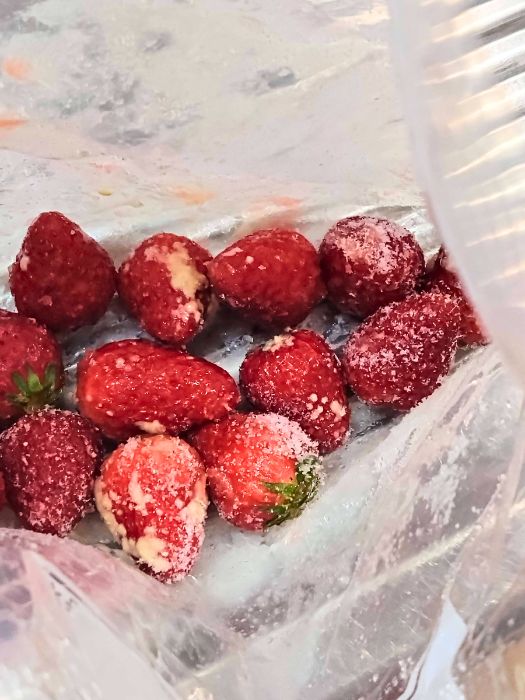 ジッパーバッグの中で冷凍したイチゴ