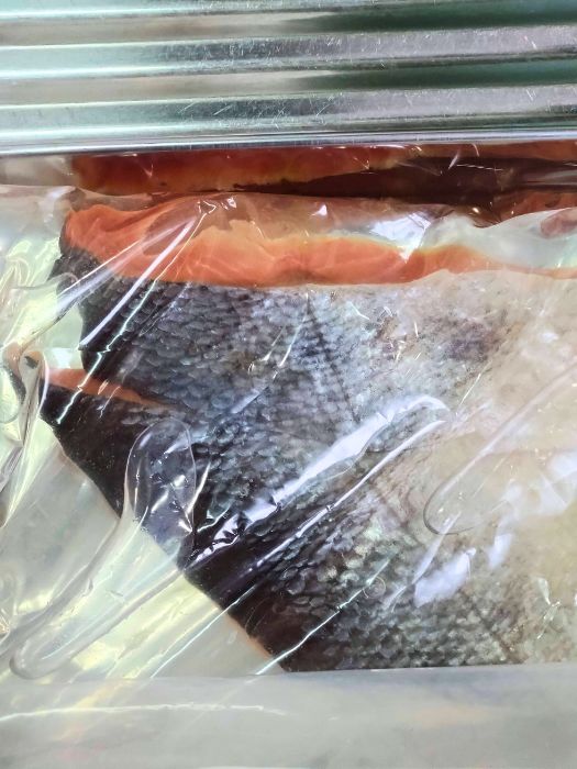 ポリ袋に入れて冷凍保存した塩鮭