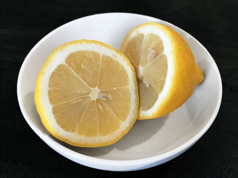 お皿に盛られたレモン
