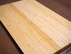 机の上に乗せられた木製まな板