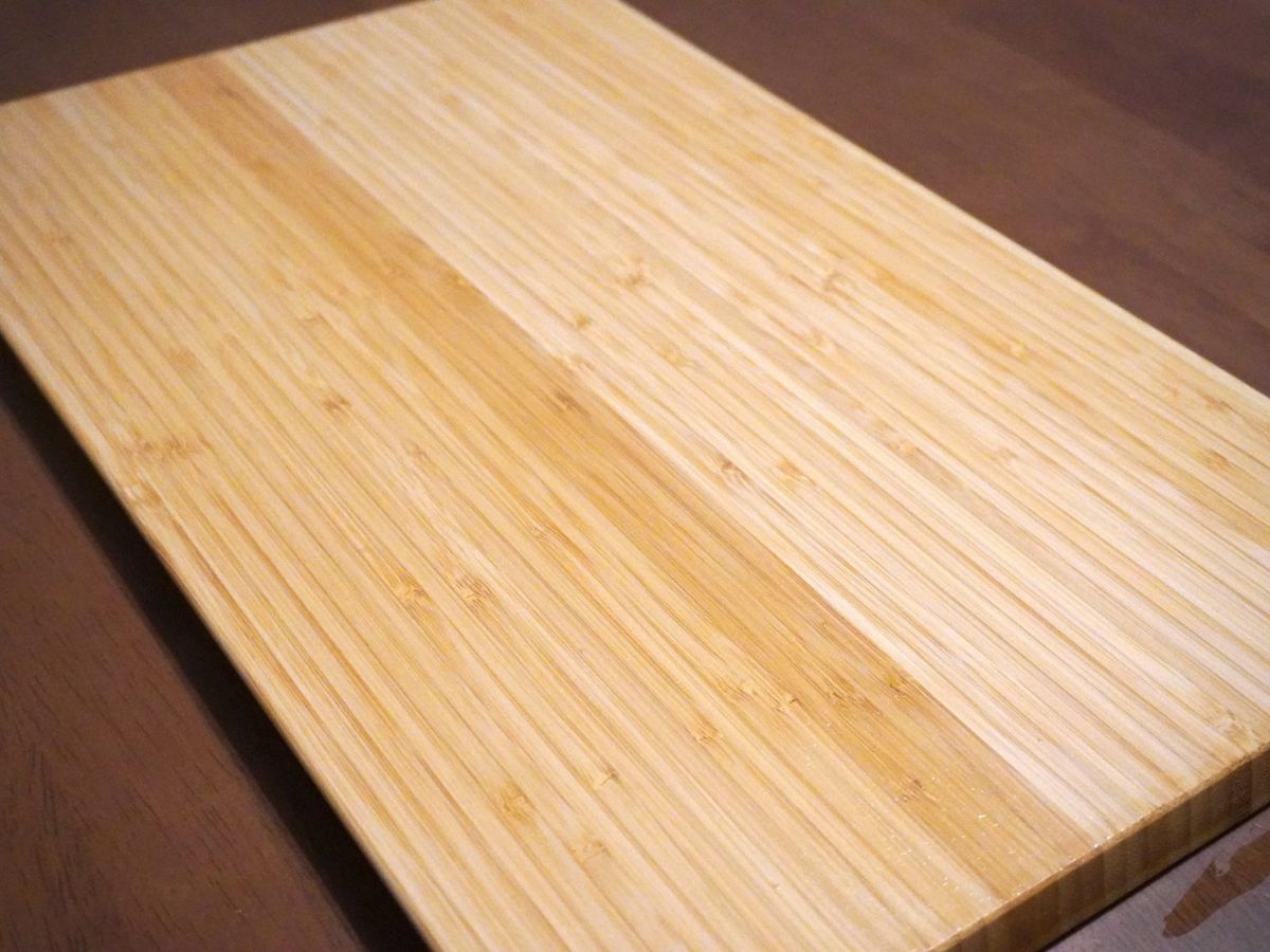 机の上に乗せられた木製まな板