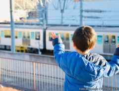 電車に手を振る子供