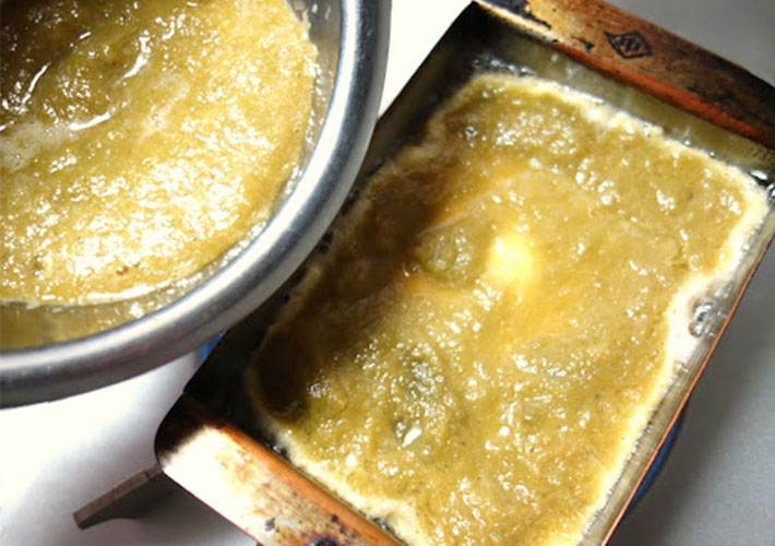 熱した卵焼き器にサラダ油をひき、卵液を１／３量流しいれた様子の写真