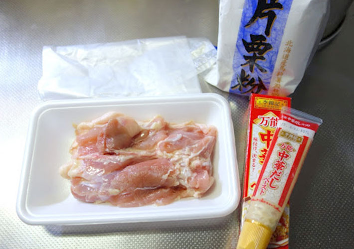 ポリ袋、『李錦記　万能中華だしペースト』、片栗粉、と鶏もも肉の写真
