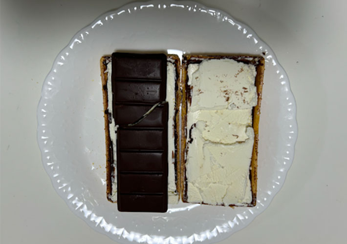 開いた『チョコモナカジャンボ』に『板チョコアイス』を乗せている写真