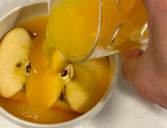 リンゴとオレンジジュースの写真