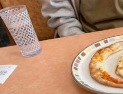 友人がサイゼでピザを『２等分』　まさかの行動に「爆笑するわ」「その発想はなかった」