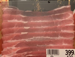 スーパーの生肉の写真
