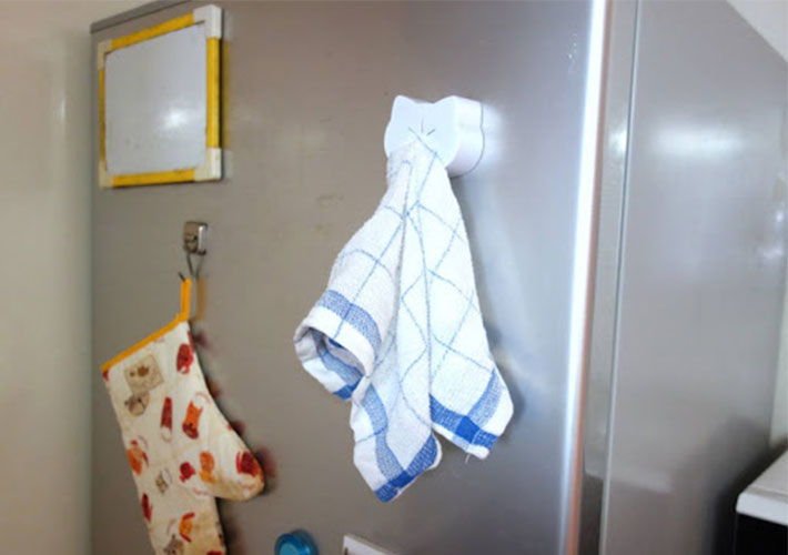 マグネットタイプの『タオルホルダー』にタオルを冷蔵庫の側面に付けている写真