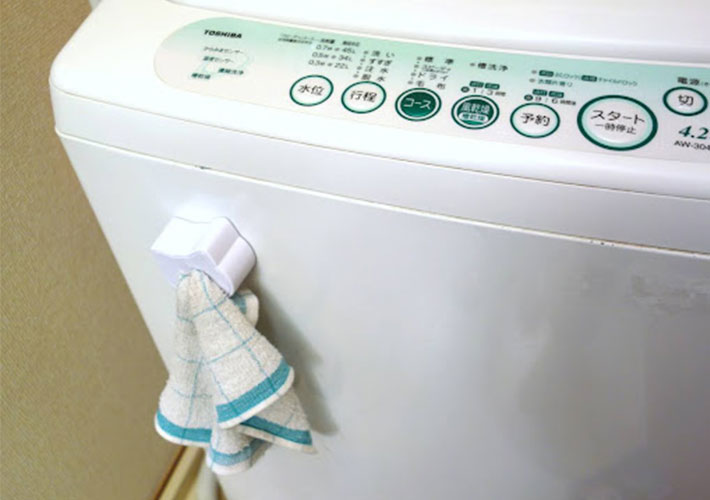 マグネットタイプの『タオルホルダー』を洗濯機の側面に付けている写真