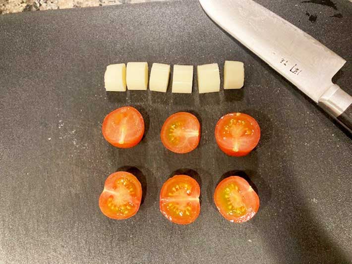 さけるチーズとトマトの写真