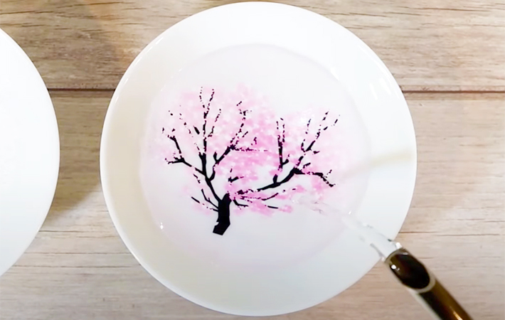 温度で色が変わる冷感盃 桜の画像