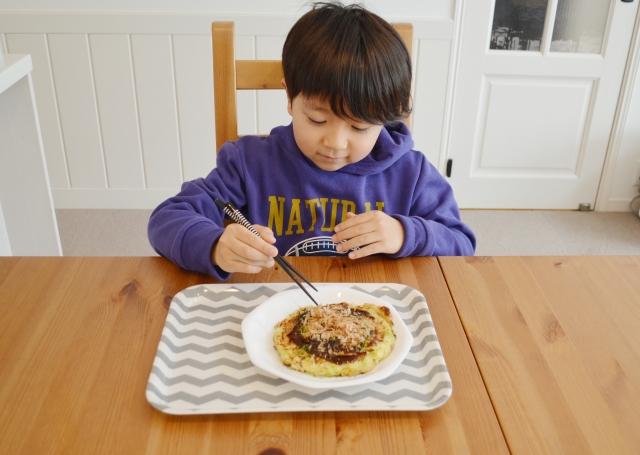 小学生　お好み焼きを食べる